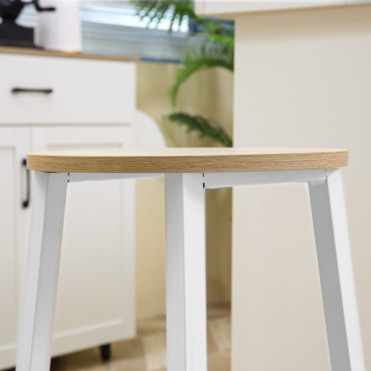 easycomfort easycomfort set 2 sgabelli da cucina in truciolato e acciaio con piano liscio e poggiapiedi 32 5x32 5x65 cm bianco e legno