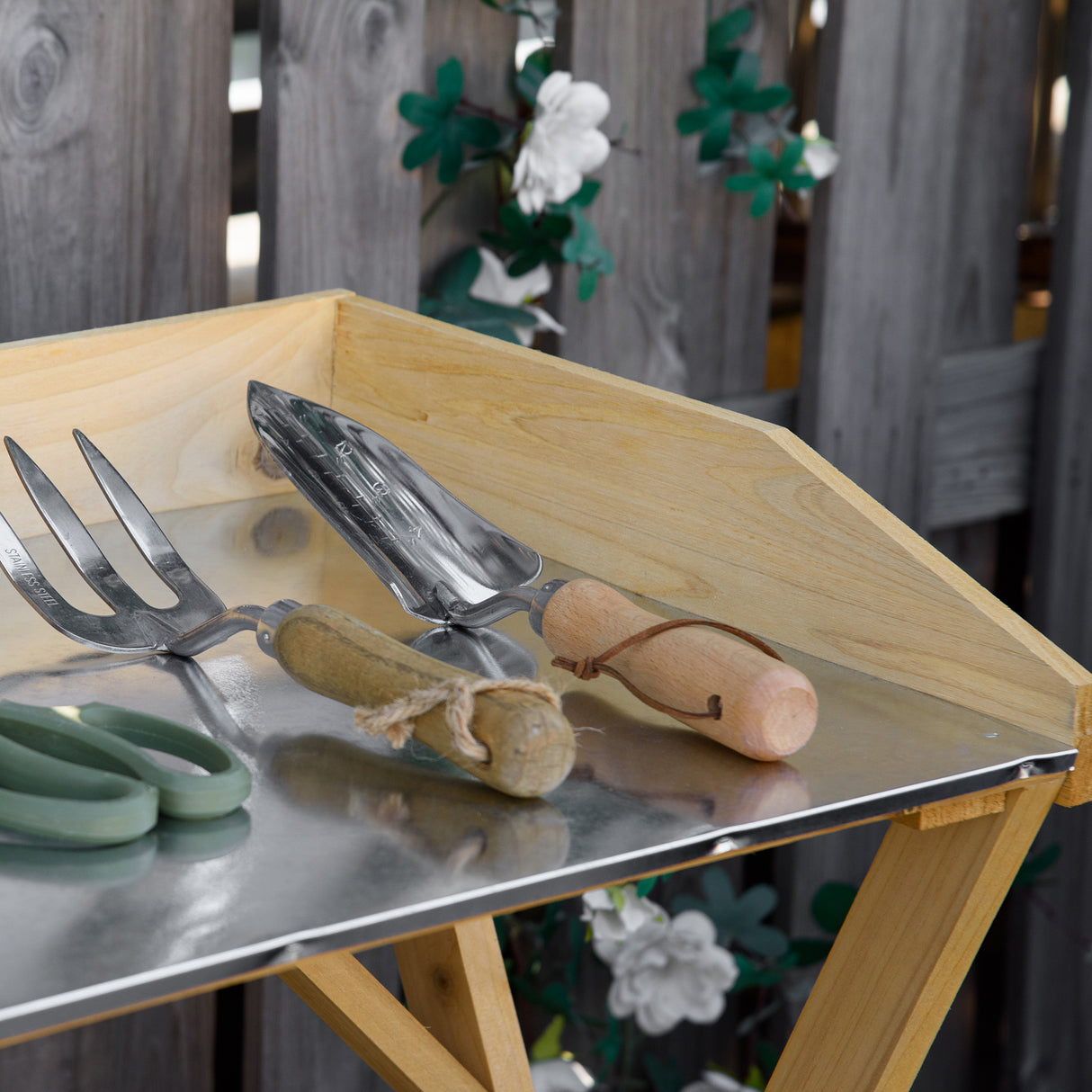 immagine-7-easycomfort-easycomfort-tavolo-da-giardinaggio-in-legno-con-piano-in-metallo-antiruggine-e-ripiano-portaoggetti-80x40x84cm